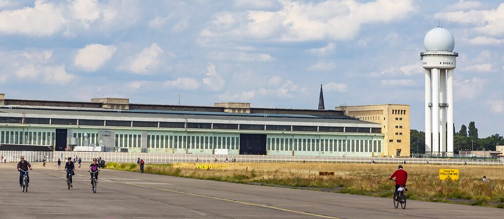 Bývalé letiště Berlin Tempelhof patří svou rozlohou mezi největší městské otevřené prostory na světě