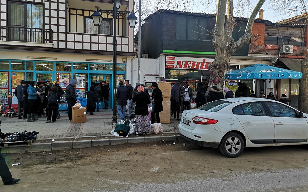 Mitte März 2020 in Karaağaç, einem Vorort von Edirne an der türkisch-griechischen Grenze: Geflüchtete stehen in langen Schlangen vor dem Discounter an.