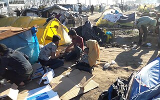 Provizórne zriadené tábor na grécko-tureckej hranici v marci 2020
