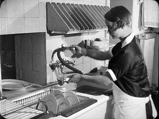 Filmstill aus „Wie wohnen wir gesund und wirtschaftlich?“, Teil 4: Neues Wohnen (Haus Gropius), Deutschland 1926/28, Regie: Richard Paulick, Produktion: Humboldt-Film GmbH