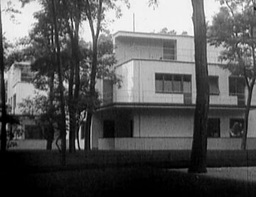 Kadr z filmu „Jak mieszkać zdrowo i ekonomicznie?”, część 4: Neues Wohnen (Dom Gropiusa), Niemcy 1926/28, reż. Richard Paulick produkcja: Humboldt-Film GmbH