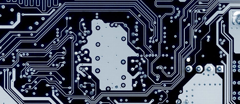 Hauptplatine im Computer mit Leiterbahnen zum Prozessor