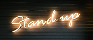 Schild im hölzernen Hintergrund