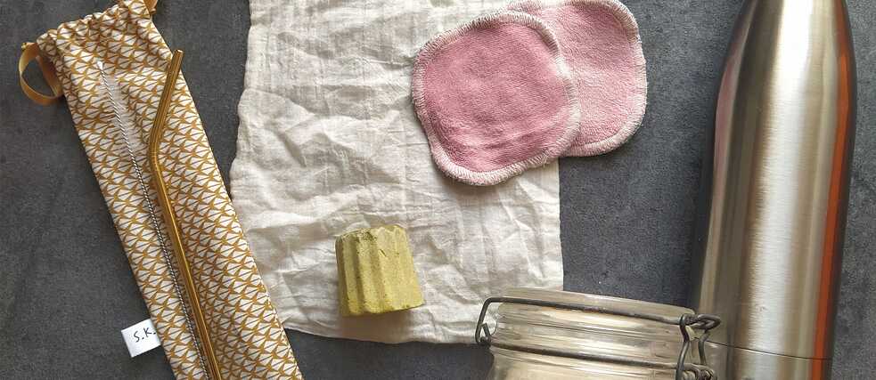 Inoxstrohhalm und -trinkflasche, Stoffbeutel, Konservenglas, waschbare Reinigungspads und Haarseife: Diese Accessoires dürfen auf keiner Zero-Waste-Reise fehlen!