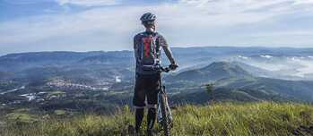 Schöne Landschaften mit dem Fahrrad zu entdecken, sorgt nicht nur für weniger CO2-Ausstoß, sondern schont aucht die Tier- und Pflanzenwelt vor Ort.