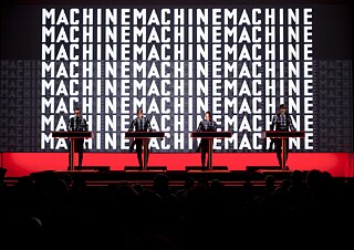 Au début des années 1980, les œuvres du groupe allemand « Kraftwerk » ont ouvert la voie à ce qui allait devenir la scène techno. 