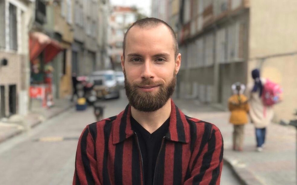 Martin Pavelka pred sídlom svojej hostiteľskej organizácie Small Projects Istanbul