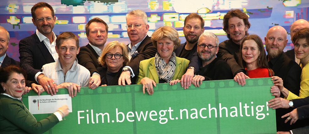 Déclaration pour de nouvelles pratiques durables dans la production de films et de séries : la secrétaire d’État à la Culture, Monika Grütters, avec des représentant-e-s de l’industrie cinématographie et télévisuelle en février 2020. 