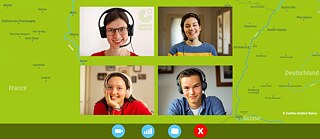 Karte der Grenzregion mit Fotos von jungen Menschen bei einem Online-Training