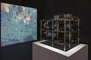 Tega Brain, Julian Oliver, Bengt Sjölén, Asunder, 2019. Asunder wurde vom MAK für die VIENNA BIENNALE 2019 in Auftrag gegeben. Ausstellungsansicht vom The Eternal Network, transmediale 2020.