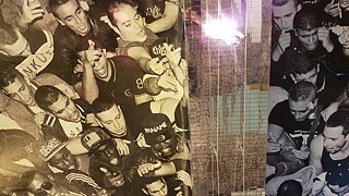 Grande photo de fans de foot et lampe au plafond