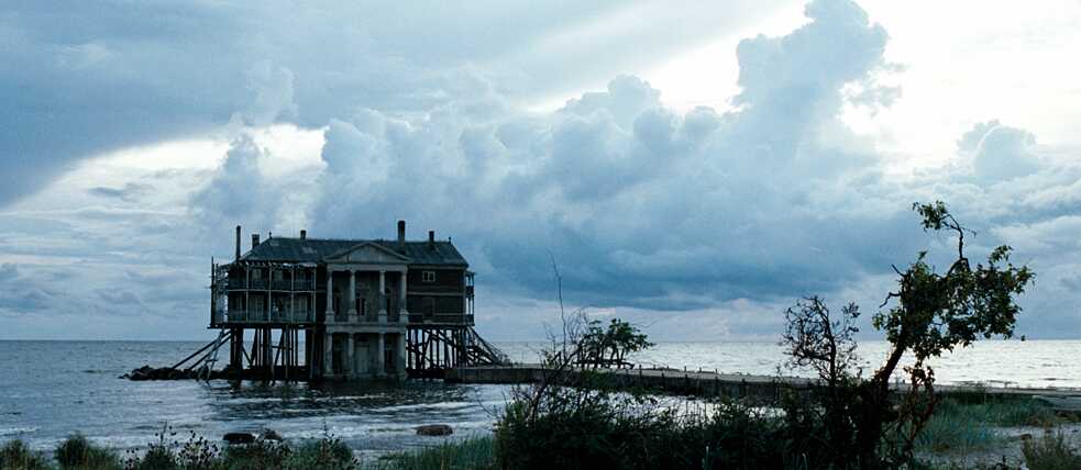 Silke Buhr built a house right on the sea for the film “Poll”. The set designer has received a number of awards for her work.