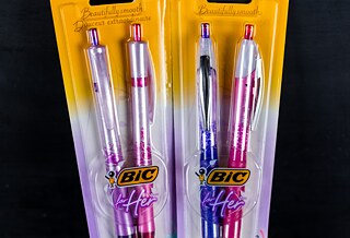 Bic for Her  2011 - The French company BIC is best known for their ballpoint pens, which have been produced since the 1950s. Bic for Her are pens designed to »fit comfortably in a woman’s hand,« with pastel colors and glitter. Of course. The launch was an instant flop. Consumers ridiculed the product in terrible reviews. On her talk show, the comedian Ellen DeGeneres made fun of the pens: »Over the last 20 years, companies have spent millions of dollars making pills that grow men’s hair and fix men’s sex lives, and now ladies have a pen.« ©Museum of Failure, Photo Credit: Jake Ahles