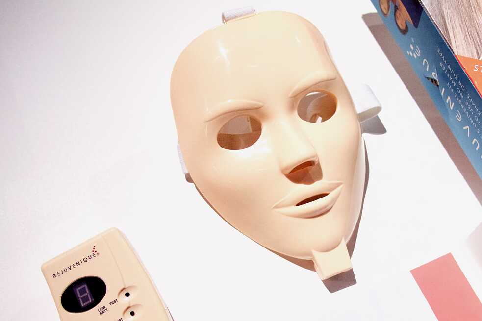 Rejuvenique / 1999–1999 -  This beauty mask tones facial muscles with electricity. According to the instructions, the mask should be strapped onto the face for 15 minutes, three to four times a week. Linda Evans, the woman on the package, is an American television star known from the Dynasty series. In Rejuvenique’s instructional film, she congratulates the owner for their exciting purchase and ensures them that it is a good investment. However, according to one user review, the mask »feels like a thousand ants are biting my face.« The mask seems to be taken straight from a horror movie. Also, the device was never safety approved.