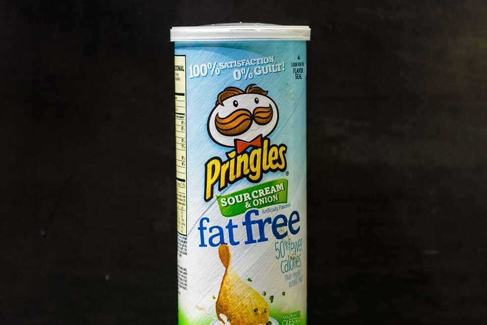 Olestra  1996-1999 - »100% Satisfaction, 0% Guilt.« These fat-free chips contain the controversial additive Olestra. During the low-calorie craze of the 1990s, several kinds of low-calorie chips were launched. What could be better than chips without any calories? Olestra was approved as an additive in 1996, but it quickly lost its popularity due to unpleasant side effects. The body could not absorb the substance, which in larger amounts caused gastric cramps and diarrhea. Olestra and the chips became known for causing »anal leakage.« 