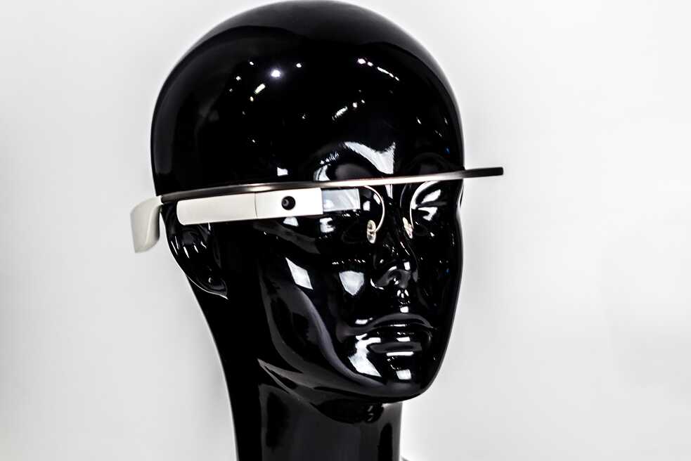 Google Glass/  2013-2015 - When Google launched these »smart glasses« with a built-in camera, voice controls and a revolutionary screen, expectations were sky high. Technology enthusiasts paid $1,500 for this futuristic gadget, and all the attention it got made everyone think that it was a fully developed product. However, it was nothing more than an expensive prototype, and one that did not meet the needs of its users. The technology didn’t quite work. The built-in camera raised concerns about privacy issues. People did not like the idea of being filmed at any time and place, and Google Glass was banned in several places. Users began to be called »Glassholes.«