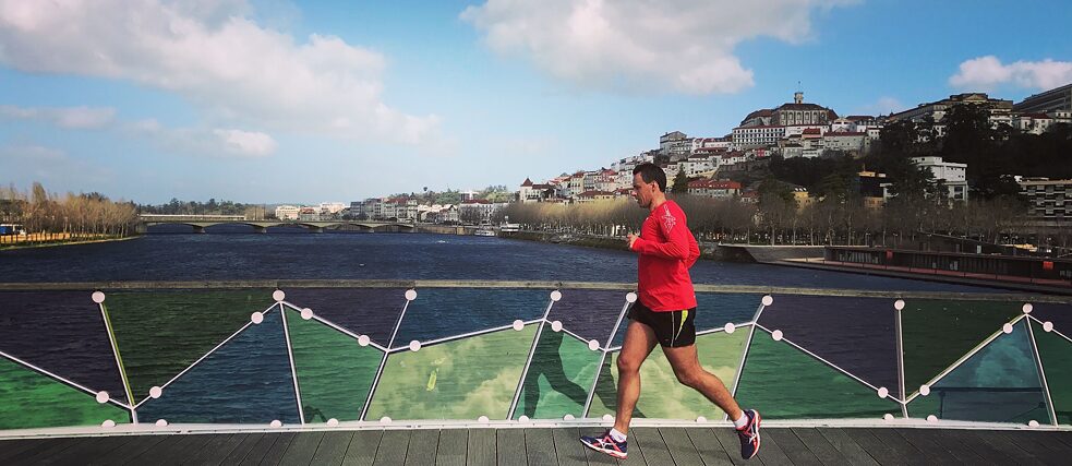 Langsam kehrt das normale Leben in die Städte zurück und die Menschen beginnen wieder, Sport im Freien zu treiben. Vor allem das Laufen ist als sicherer (weil kontaktfreier) Sport beliebt. Ob am Strand, am Flussufer oder durch die Straßen die Stadt: Beim Laufen geht es darum, in Bewegung und den Kopf frei zu bekommen.