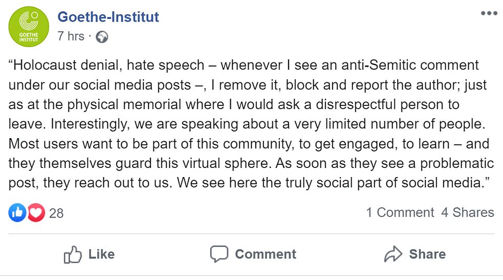Facebook-Post von Pawel Sawicki mit dem Wortlaut: „Holocaustleugnung, Hassrede – wann immer ich unter unseren Beiträgen in den sozialen Medien einen antisemitischen Kommentar sehe, entferne ich ihn, blockiere und melde den bzw. die Autor*in; genau wie an der physischen Gedenkstätte, wo ich jemanden, der sich respektlos verhält, auffordern würde, zu gehen. Interessanterweise sprechen wir dabei von einer sehr geringen Anzahl von Leuten. Die meisten Nutzer*innen möchten Teil dieser Gemeinschaft sein, möchten mitmachen, lernen – und sie selbst schützen diese virtuelle Welt. Sobald ein problematischer Beitrag auftaucht, wenden sie sich an uns. Wir sehen hier den wahrhaft sozialen Aspekt der sozialen Medien.“