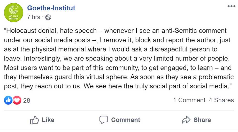 Facebook-Post von Pawel Sawicki mit dem Wortlaut: „Holocaustleugnung, Hassrede – wann immer ich unter unseren Beiträgen in den sozialen Medien einen antisemitischen Kommentar sehe, entferne ich ihn, blockiere und melde den bzw. die Autor*in; genau wie an der physischen Gedenkstätte, wo ich jemanden, der sich respektlos verhält, auffordern würde, zu gehen. Interessanterweise sprechen wir dabei von einer sehr geringen Anzahl von Leuten. Die meisten Nutzer*innen möchten Teil dieser Gemeinschaft sein, möchten mitmachen, lernen – und sie selbst schützen diese virtuelle Welt. Sobald ein problematischer Beitrag auftaucht, wenden sie sich an uns. Wir sehen hier den wahrhaft sozialen Aspekt der sozialen Medien.“