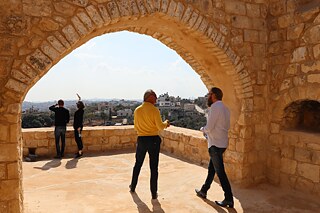 Aat Vos (r.) besichtigte während seines Besuchs im November 2019 mit Mona Kriegler (m. l.) und Khaldun Bshara (m. r.) Kafr 'Aqab in der Nähe von Ramallah. 