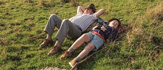 Mann und Kind auf Wiese