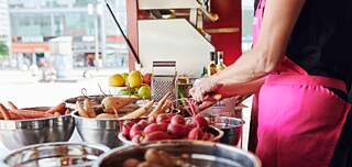 「柏林零剩餘快樂工作坊協會」搶救食物人士舉辦友善環境食物以及零浪費烹調課程。