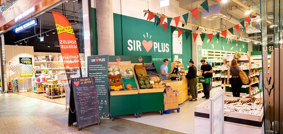 In ihren „Rettermärkten“, wie hier in Berlin-Friedrichshain, und im Onlineshop verkauft das Startup Sirplus überschüssige Lebensmittel von Produzenten und Großhändlern.