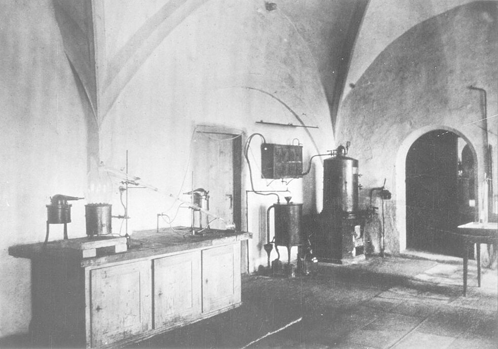 Archivfoto des frühen Schlosslabors, dem Arbeitsplatz von Hoppe-Seyler und Miescher