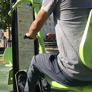 Une image typique de la banlieue parisienne : dans de nombreuses villes, il existe des parcours de santé, qui permettent aux habitant.e.s de s'entraîner gratuitement à l’air libre.