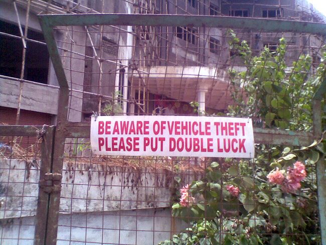 “Be aware of vehicle theft – Please put double luck”: This car park intends to place great emphasis on not scaring away motorists. The idea is to give a subtle hint without veering towards an overt warning. It is a kind of signboard that would make us think hard about the odd link between lock and luck.