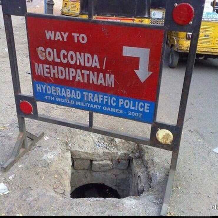 Direction vers Golconda/Mehdipatnam : L’utilisation libre de panneaux comporte certains désavantages. Celui-ci est placé sur un trou d’homme ouvert comme couverture temporaire. À l’origine, il donnait des indications sur les ruines exhumées d’une ville du XVIe siècle. Parfois, mieux vaut en rire qu’en pleurer.