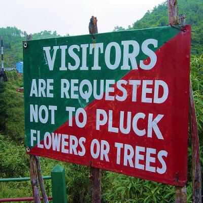 « Les visiteurs sont priés de ne pas cueillir de fleurs ou d’arbres » : Le déboisement mondial des forêts d’aujourd’hui a besoin de messages fermes sur la préservation. Ce parc national pense qu’il peut insuffler un esprit d’environnementalisme à ses visiteurs. Il faut être courageux pour lire un tel message monté sur des troncs d’arbre.