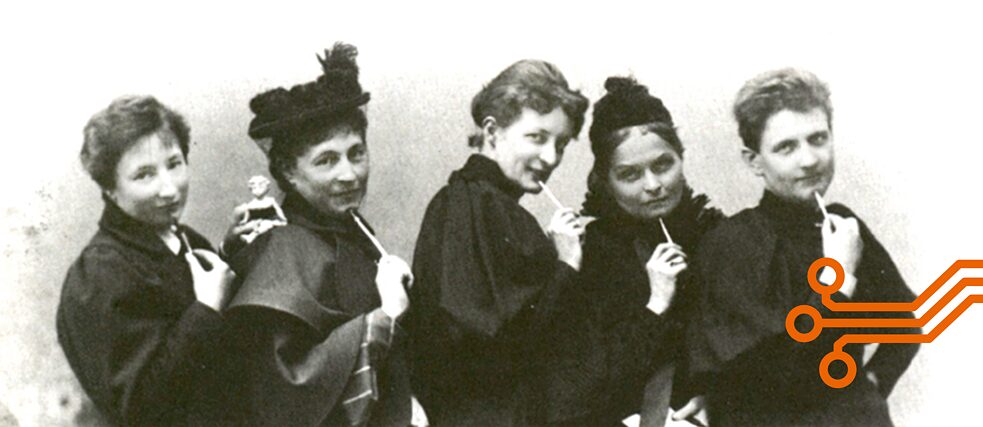 Fünf Damen in schwarzer Kleidung im Jahr 1896