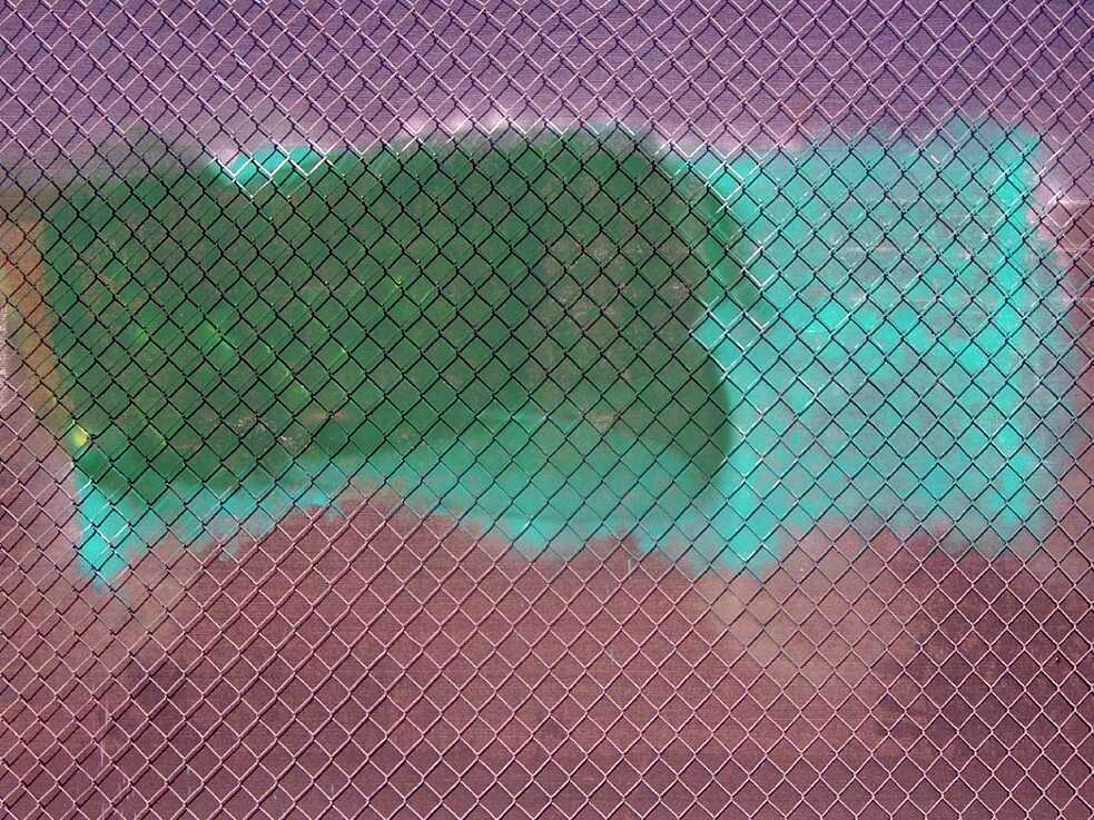 Die unbewusste Kunst der Graffiti-Entfernung: Mehrere konservative Buffs mit nicht übereinstimmenden Farben erzeugen ein neues minimalistisches Bild.