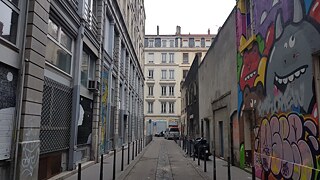 Rue avec mur peint
