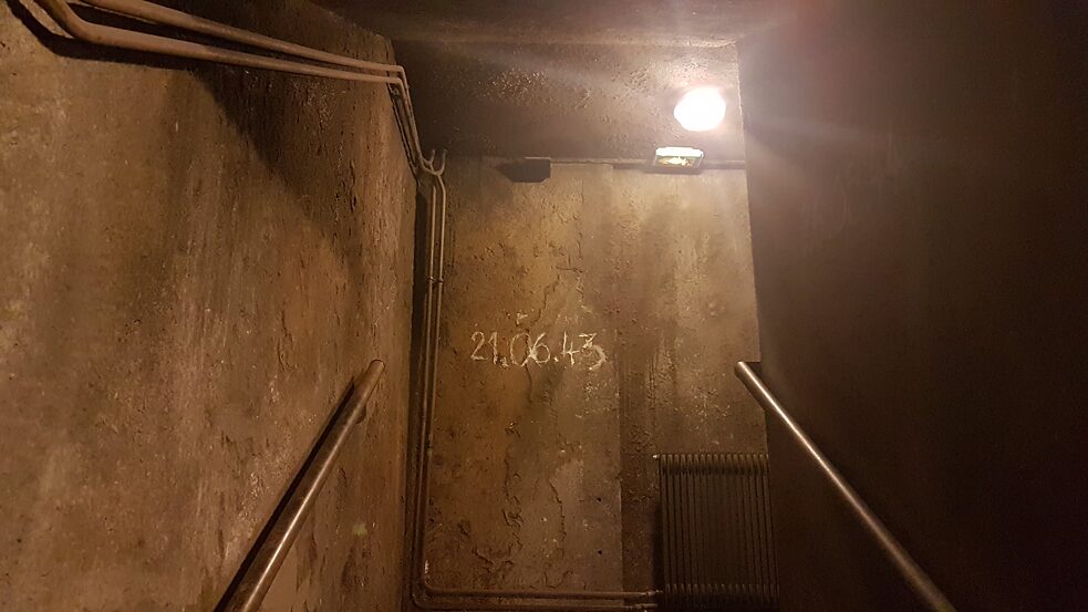 21.06.43 - auf die Wand in einem Treppenhaus geschrieben