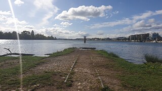 Des rails allant jusque dans l'eau à la pointe de la ville entre Rhône et Saône