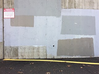 L’art subconscient de l’enlèvement des graffitis : Quelques buffings conservateurs avec une discordance de peintures créent inévitablement une nouvelle anomalie dans le paysage urbain.