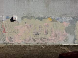 Die unbewusste Kunst der Graffiti-Entfernung: Schichten schablonierter Buffs - das moderne Palimpsest der Stadt.