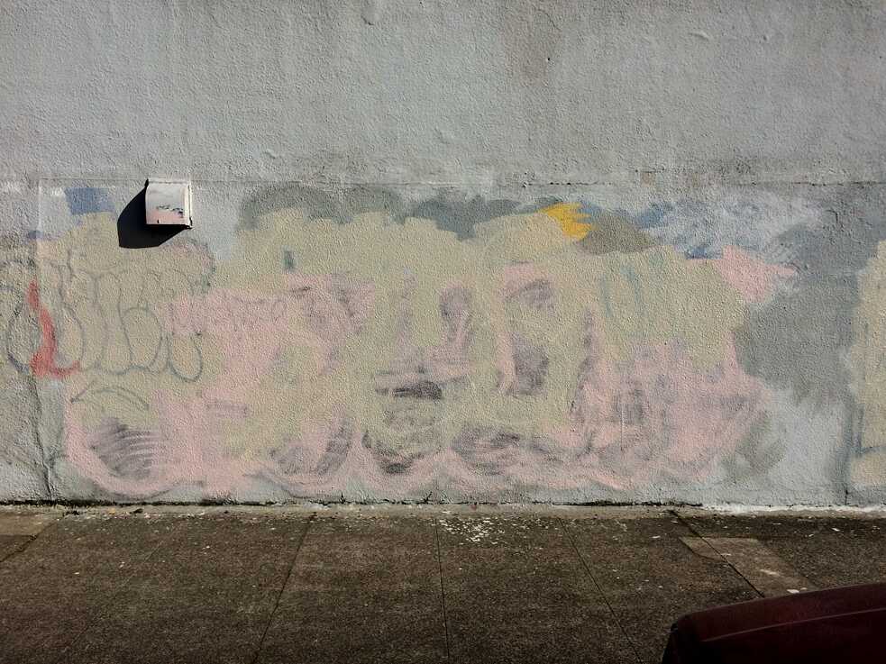 Die unbewusste Kunst der Graffiti-Entfernung: Schichten schablonierter Buffs - das moderne Palimpsest der Stadt.