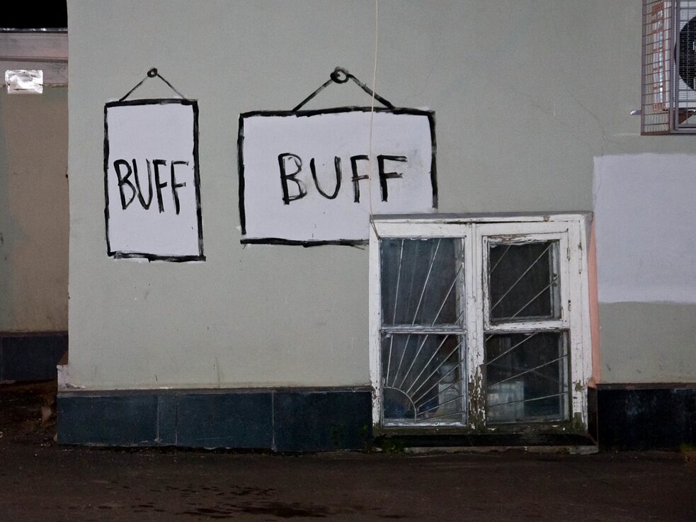 L’art subconscient de l’enlèvement des graffitis : Dérision des buffings. Une œuvre rapide et ironique par AO (à Nijni Novgorod, en Russie).