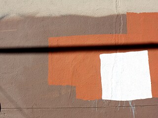 Die unbewusste Kunst der Graffiti-Entfernung: Ein konservativer Buff mit nicht übereinstimmenden Farben erzeugt ein neues Bild.