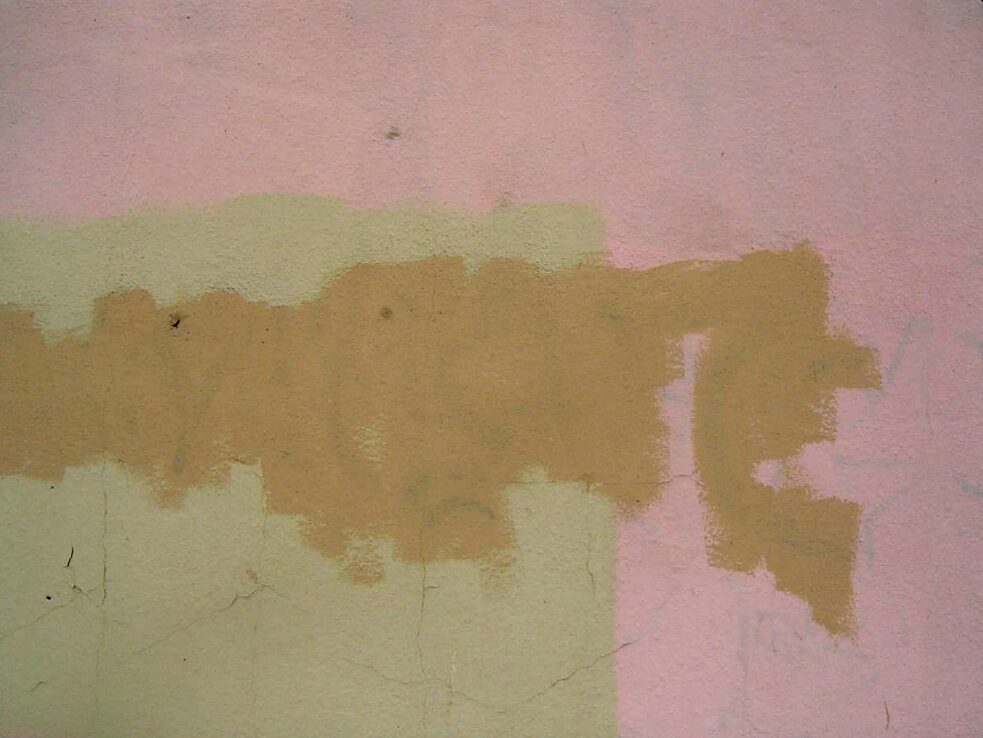L’art subconscient de l’enlèvement des graffitis : Un buffing conservateur avec une discordance de peintures rappelle un tableau expressionniste abstrait.