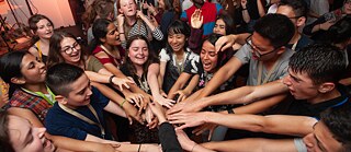 IDO digital (viele Hände greifen zueinander) | Foto: Andree Kaiser