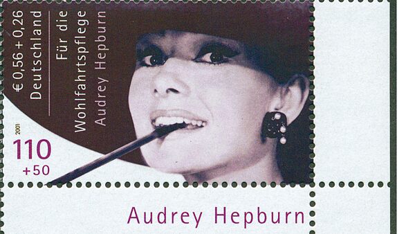 Briefmarke mit dem Bild von Audrey Hepburn