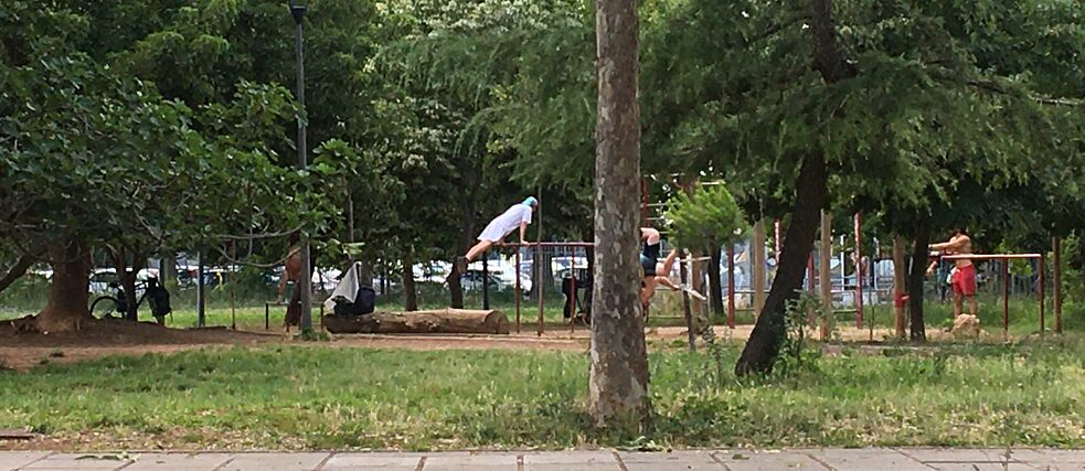 Auf den vielen öffentichen Sportanlagen in den römischen Parks können die Sportlerinnen und Sportler nun endlich wieder Outdoor-Training betreiben.