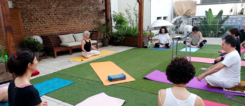 Yoga-Kurs unter freiem Himmel auf einer Hinterhofterasse in Lavapiés