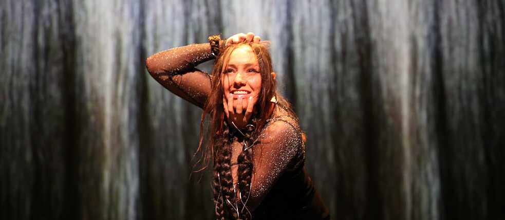 Suzanne Kite : "Pȟehíŋ kiŋ líla akhíšoke. (Her hair was heavy.)"