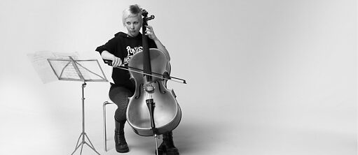 Za spielt Cello