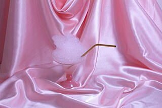 Según la leyenda, el champán fue inventado en 1693 por Dom Pérignon, un monje benedictino y custodio de la bodega de la Abadía de Hautvillers, en Champagne, Francia. Después de varios intentos infructuosos de quitarle al vino las molestas burbujas, Pérignon se animó a probar él mismo el vino estropeado y entonces exclamó emocionado: “¡Vengan rápido! ¡Estoy bebiendo las estrellas!”